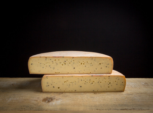 Fromagerie Bouchet - Raclette à la truffe - Lait cru - 1/2 meule -