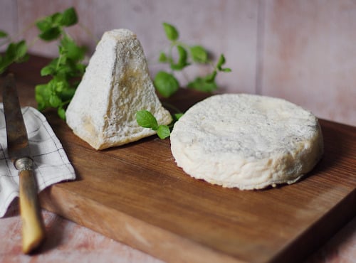 Ferme du caroire - Plateau de Fromages de Chèvre : Pyramide Sèche + Pavé Crémeux