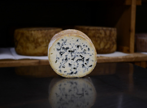 Alléosse Maitre Artisan Affineur Fromager - Fourme d'Ambert AOP affinée au Sauternes Rayne Vigneau 2002 500g