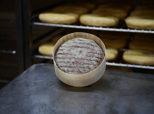 Alléosse Maitre Artisan Affineur Fromager - Aisy Cendré affiné sous la cendre