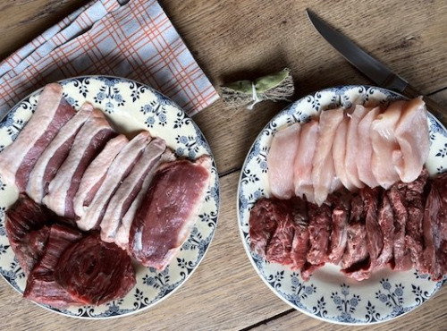 Boucherie Guiset, Eleveur et boucher depuis 1961 - Box Pierrade 5 personnes - Boeuf, Volaille, Canard -1kg