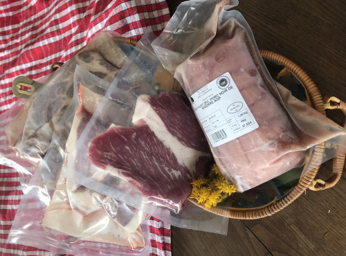 Domaine REY-Marie et Nicolas REY - Colis de 5kg de Viande Fraîche de Porc Noir de Bigorre AOP