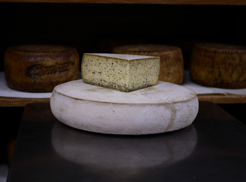 Alléosse Maitre Artisan Affineur Fromager - Raclette à l'Ail des ours au lait cru des Alpes (tranchée) 1kg