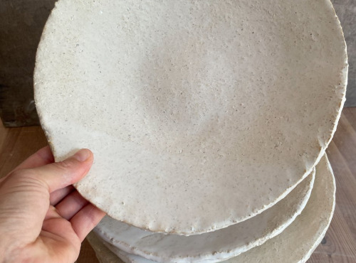 Atelier Eva Dejeanty - Assiette en grès blanc Comme au Restaurant