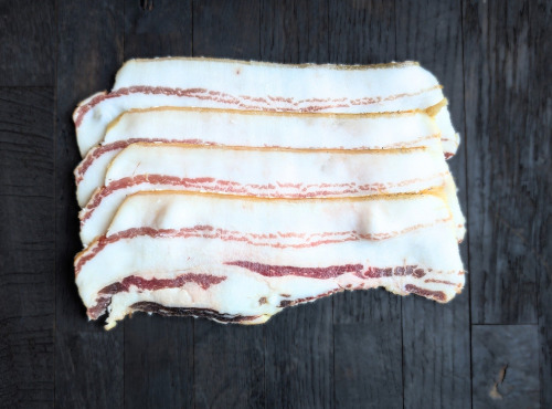 Elevage de Cochons en Forêt et Produits du Terroir Jurassien - Ventrèche - Poitrine - Lard fumé MANGALICA 4 tranches