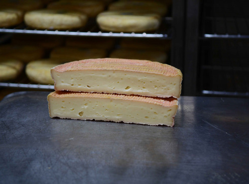 Alléosse Maitre Artisan Affineur Fromager - Munster au lait cru  AOP affiné à l'eau de vie de Mirabelle (entier)