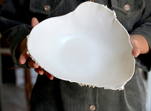 Atelier Eva Dejeanty - Généreuse coupelle en porcelaine de la nouvelle collection Minéral