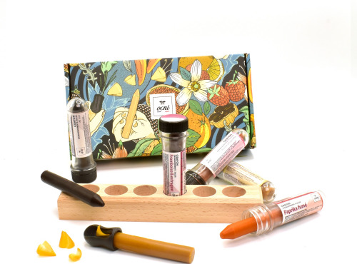OCNI - Pack Cadeau - 6 Crayons, Présentoir et 2 Taille-crayons