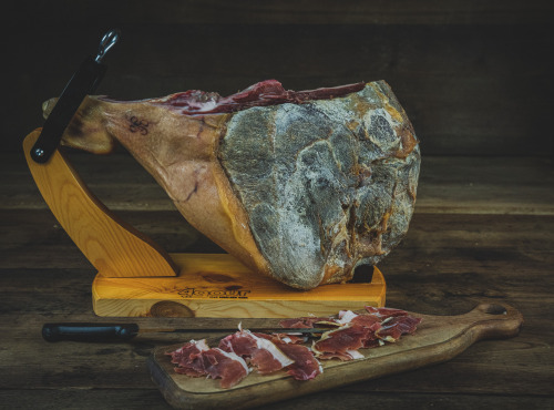 Maison Agour - Présentoir + Jambon de Bayonne IGP 12 mois 6,5kg