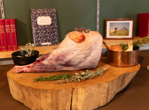 Aux Arts Salés - [Précommande] Gigot raccourci d'agneau de pré-salé - 1,7 kg
