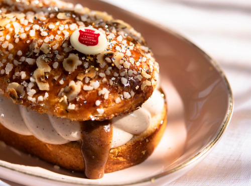 La Tarte Tropézienne - Bûche Eclats de Pécan en collaboration avec le Chef François Daubinet