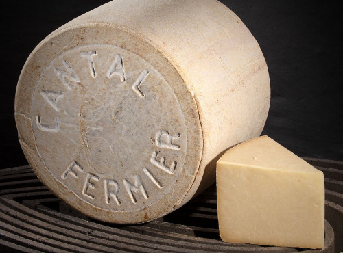 Les Affineurs des Volcans - Cantal Fermier Jeune AOP Portion 2.5 Kg