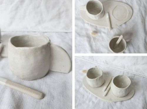 SUBECHA Studio - Service à Café Tête à Tête pour 2 avec ses 2 Tasses Modelées avec Touillettes et son Petit Plateau