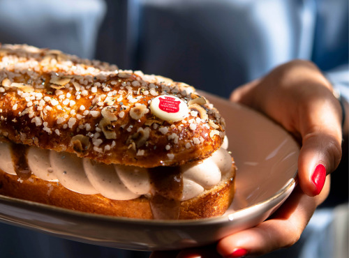 La Tarte Tropézienne - Bûche Eclats de Pécan en collaboration avec le Chef François Daubinet