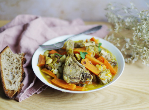 Ferme Caussanel - Tajine d'Agneau, Carottes, Navets, Amandes Raisins