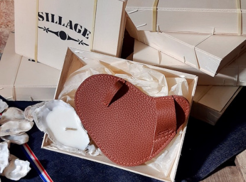 Sillage Maroquinerie - Octobre Rose : Coffret Huîtrier (Gant + Bougie) - 2€ reversé à la Ligue