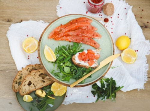 Les Viviers Cathares - Gravlax de saumon bio à l'aneth et aux baies roses festif
