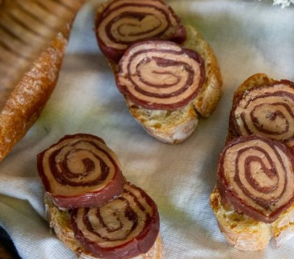 La Ferme du Luguen - Plateau de magrets roulés au foie gras