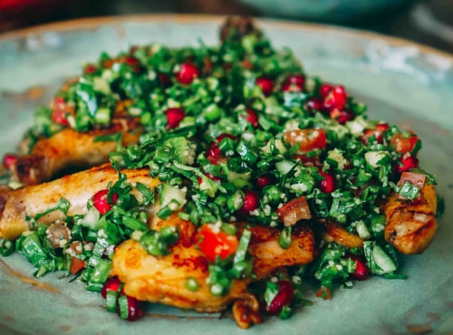 Graines Précieuses - Salade au filet de poulet grillé, quinoa riche en herbes fraîches et belles tomates cerises..