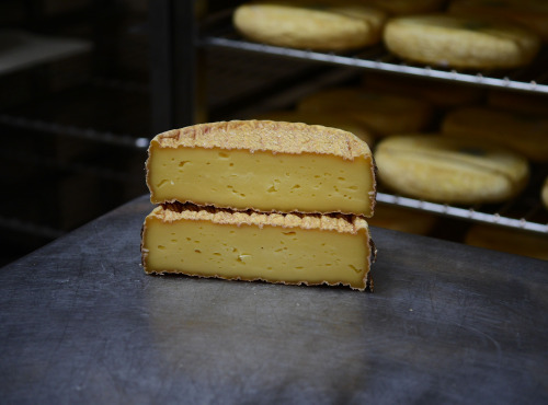 Alléosse Maitre Artisan Affineur Fromager - Livarot au lait cru AOP Vaches de race Normande (1/2)