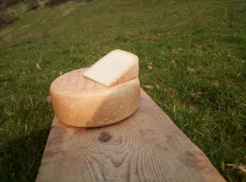 La ferme Lassalle - Fromage de brebis AOP Ossau-Iraty Fermier d'Estive - 6 mois- la part de 250g