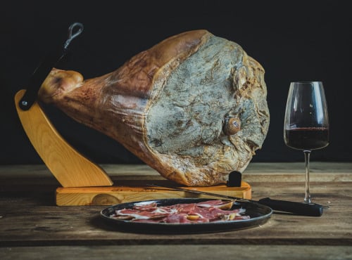 Maison Agour - Présentoir + Jambon de Bayonne IGP 18 mois 6,5kg