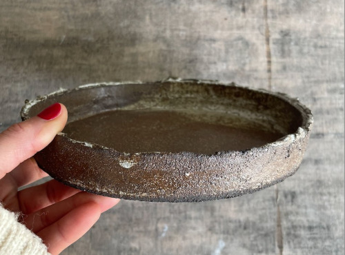 Atelier Eva Dejeanty - Assiette en grès noir Comme au Restaurant