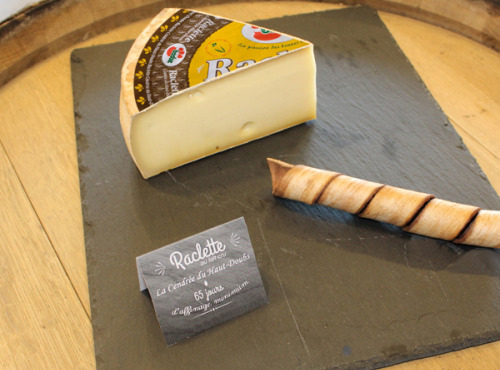 Constant Fromages & Sélections - Raclette Badoz Au Lait Cru La Cendrée Du Haut-doubs, Part De 1kg Environ