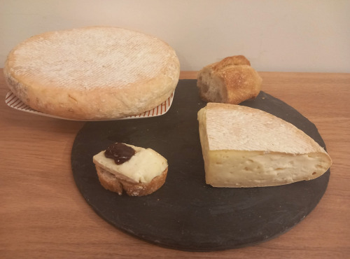 Fromagerie l'Entre Deux - Le binochon - pâte molle au lait cru de vache - entier 1 kg