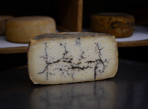 Alléosse Maitre Artisan Affineur Fromager - Moliterno Al Tartufo Artisanal affiné 1kg
