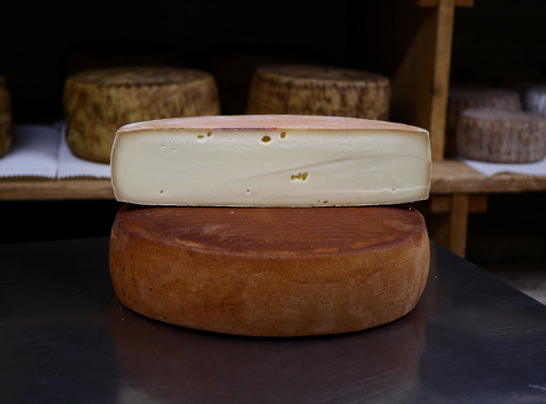 Alléosse Maitre Artisan Affineur Fromager - Raclette de Savoie fumée fermière au lait cru (tranchée) 1kg