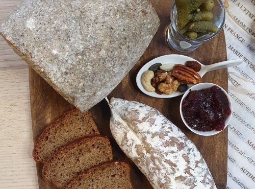 Maison Marie SEVERAC - Planche Ander (P): Fromage Sanérac entier et Saucisson maigre du Cantal