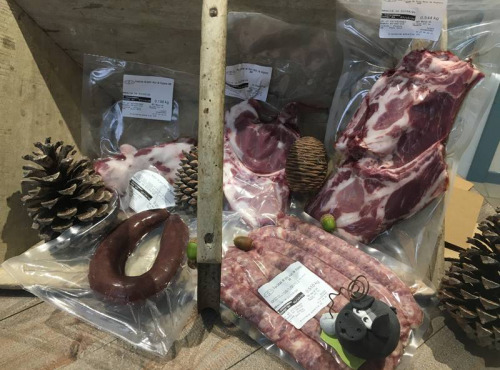 Domaine REY-Marie et Nicolas REY - Colis de 2.5kg De Viande Fraiche De Porc Noir de Bigorre AOP