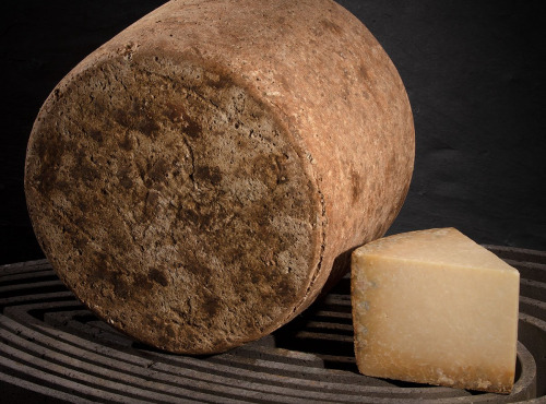 Les Affineurs des Volcans - Cantal Vieux Pasteurisé AOP Portion 2,5 Kg