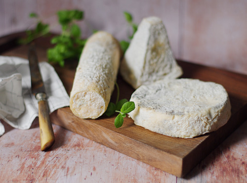 Ferme du caroire - Plateau apéro Fromages de Chèvre : Bûche Crémeuse + Pyramide Sèche + Pavé Crémeux