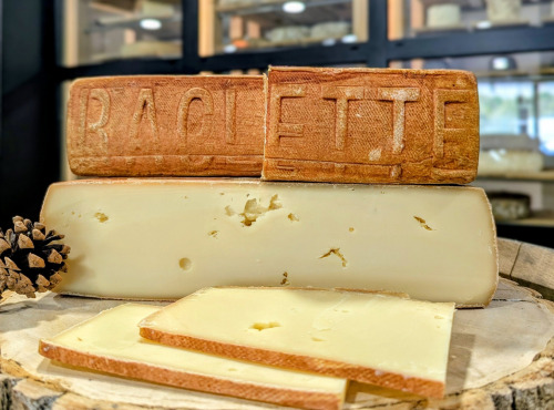 Crémerie de Mandallaz - La Raclette Fribourgeoise - lait cru - 4 pers - Tranchée