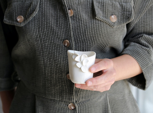 Atelier Eva Dejeanty - Petite tasse en porcelaine émaillée éclosion