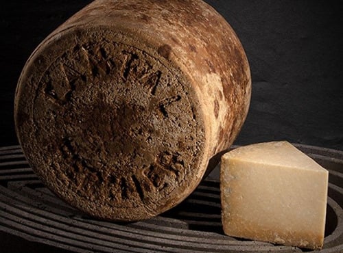 Les Affineurs des Volcans - Cantal Fermier Vieux AOP Portion 1kg