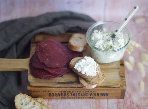 Ferme Chambon - Petit Assortiment Pour L'apéro : Bresi Et  Fromage Frais Ail Et Persil