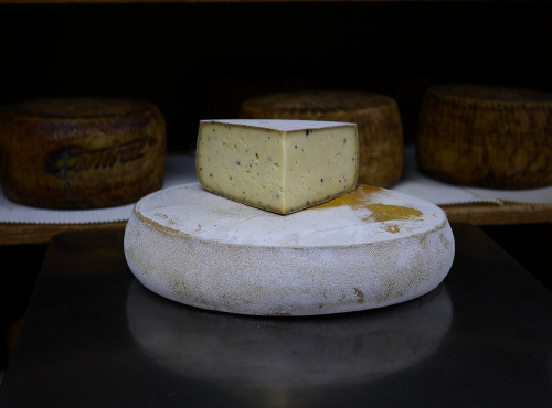 Alléosse Maitre Artisan Affineur Fromager - Raclette à la truffe au lait cru