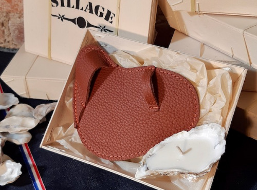 Sillage Maroquinerie - Coffret Huîtrier (Gant+ Bougie) coloris Terre Cuite - Pour Gaucher