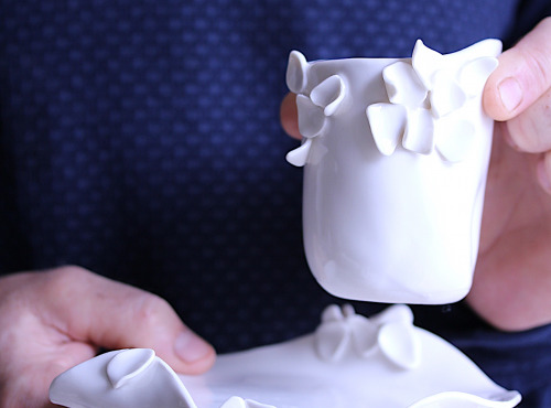 Atelier Eva Dejeanty - Petite tasse en porcelaine émaillée éclosion