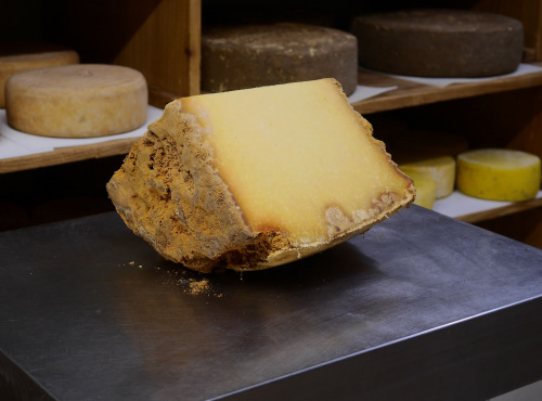 Alléosse Maitre Artisan Affineur Fromager - Salers Extra-vieux Artisanal AOP au lait cru