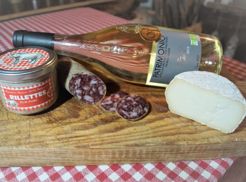 Charcuterie Mannei - Apéro au Porc Noir Corse sans nitrites, Patrimonio Blanc et Fromage de Chèvre