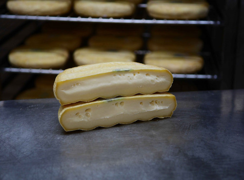 Alléosse Maitre Artisan Affineur Fromager - Reblochon de Savoie AOP fermier au lait cru (entier)