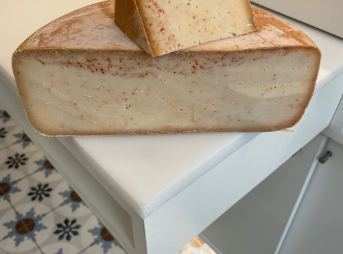 La Fromagerie PonPon Valence - Tomme de Brebis Fermière Piment d'Espelette