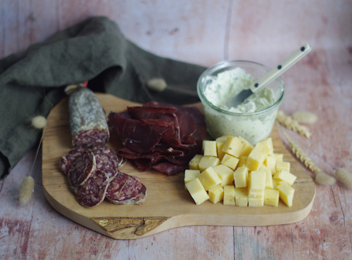 Ferme Chambon - Assortiment Apéro Comté AOP Fruité + Saucisson de boeuf au comté + Bresi + Fromage Ail et Persil