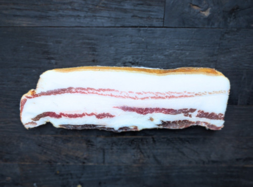 Elevage de Cochons en Forêt et Produits du Terroir Jurassien - Ventrèche - Poitrine - Lard fumé MANGALICA 1 morceau