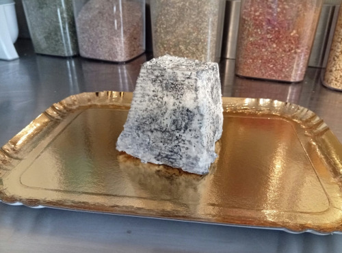 Chèvrerie Bêle-aventure - Pyramide cendré de fromage de chèvre