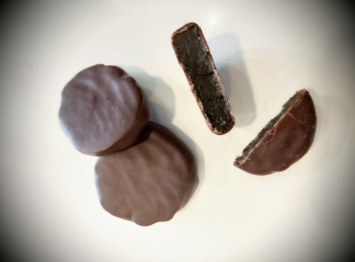 Philippe Segond MOF Pâtissier-Confiseur - Pétales de gingembre chocolat noir en ballotin cadeau